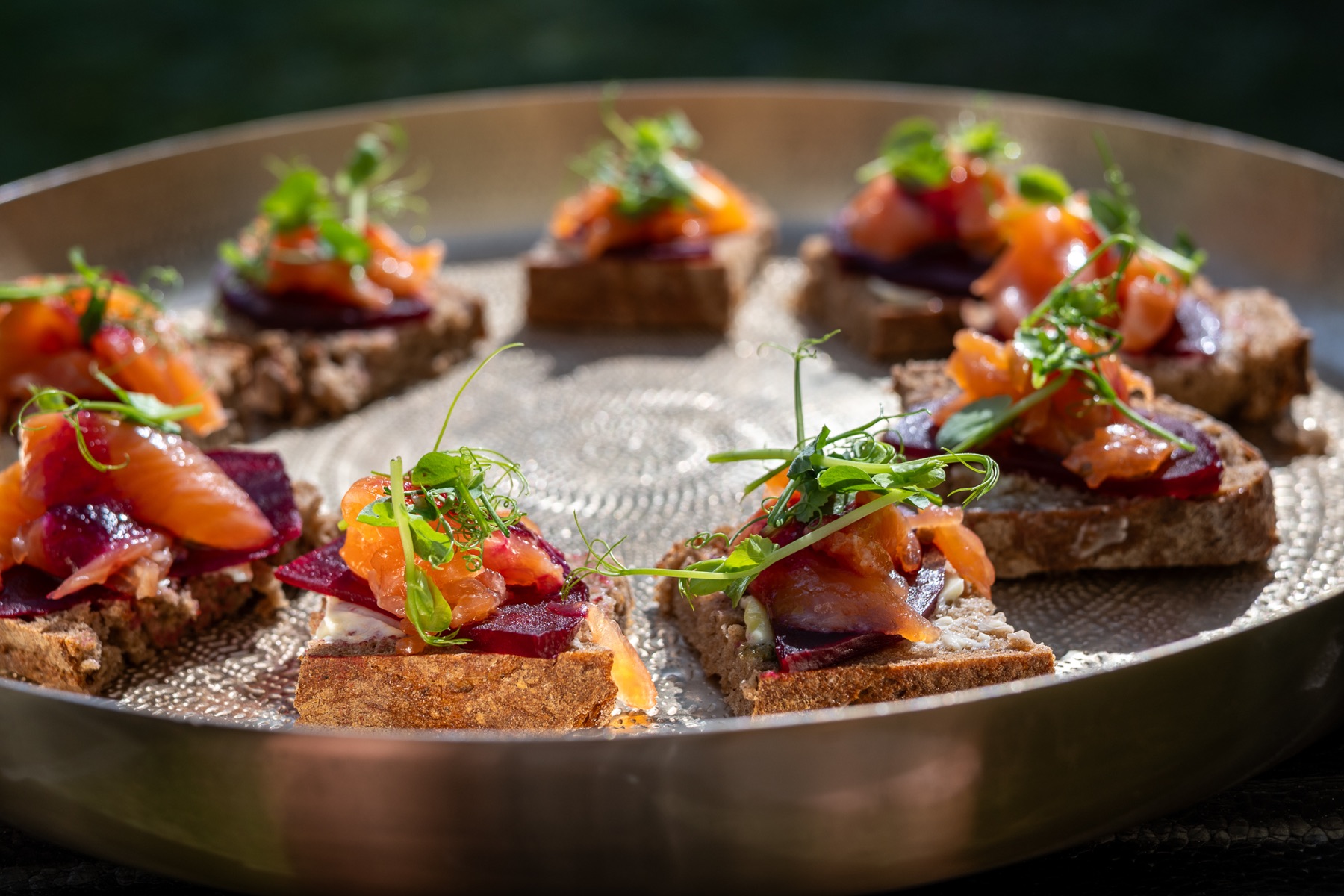 Feine Häppchen von RÅ Catering Sylt auf einem silbernen Tablett
