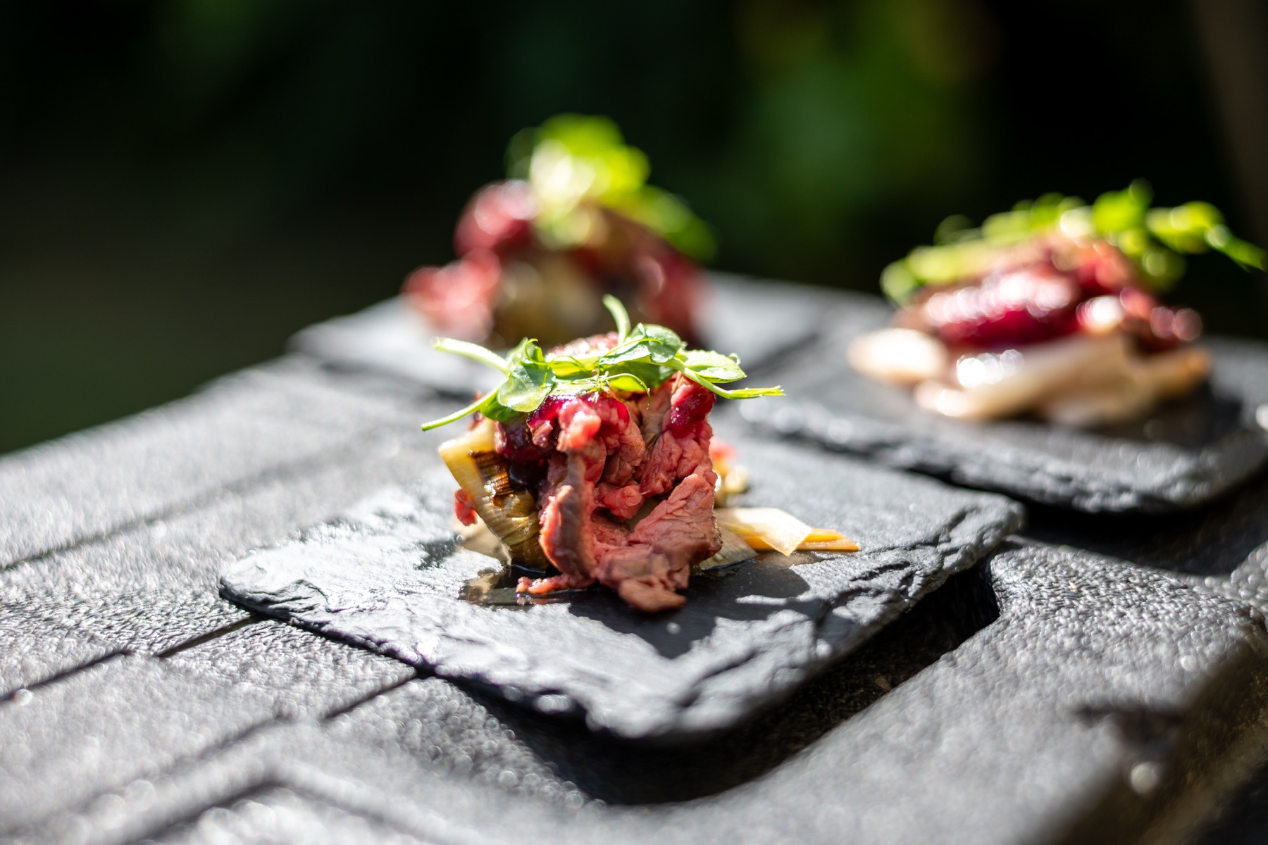 Angerichtetes Fleischhäppchen von RÅ Catering Sylt