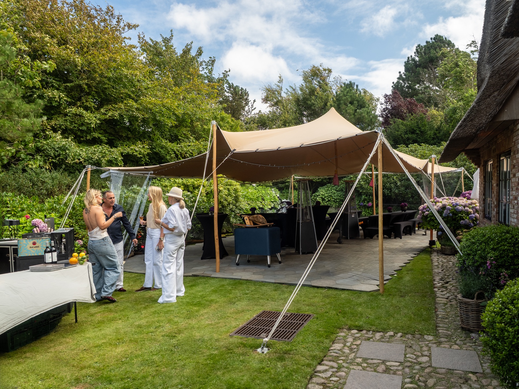 Großes Eventzelt von RÅ Catering Sylt in einem Garten